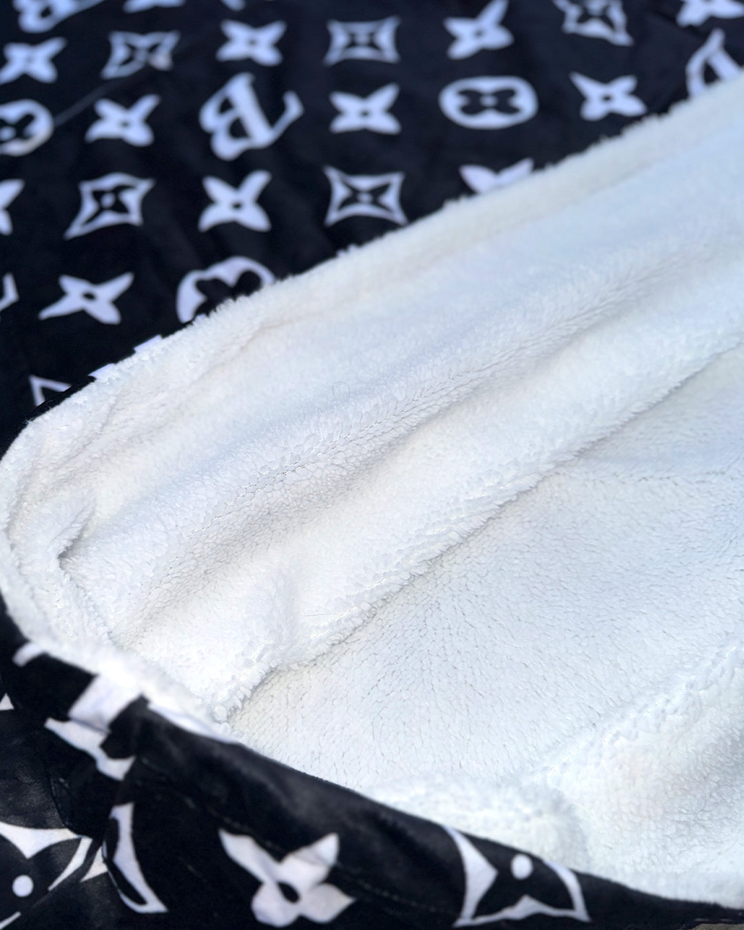 CHARM HOODIE BLANKET - BLACK